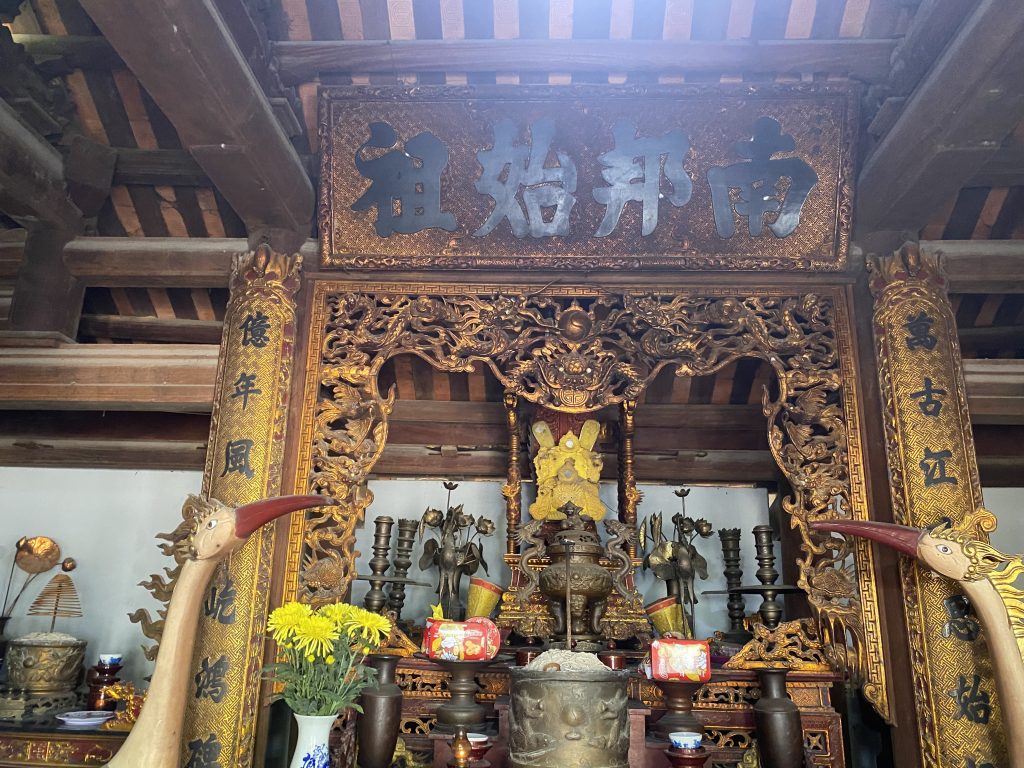 Lăng Kinh Dương Vương - Ban thờ cung Hữu Võ