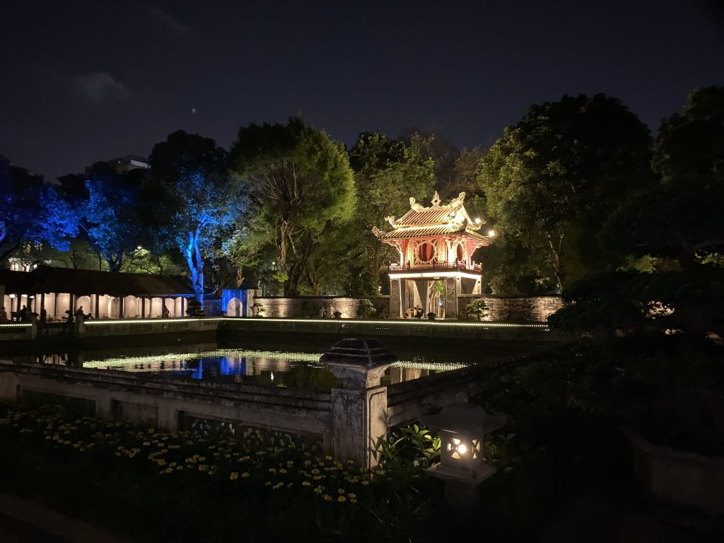 Giếng Thiên Quang nhìn ra Khuê Văn Các về đêm