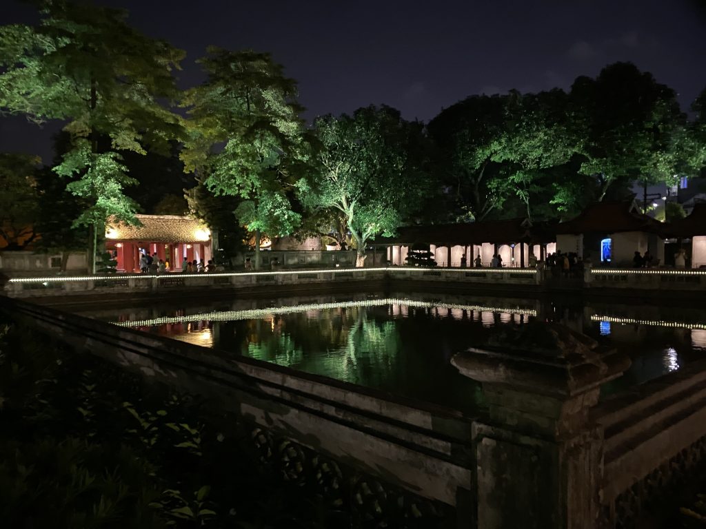 Giếng Thiên Quang nhìn ra cổng Đại Thành về đêm