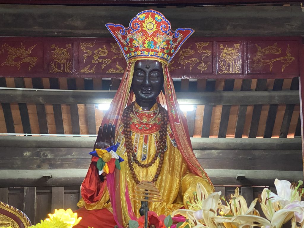 Tượng bà Dâu tại ban thượng điện chùa Dâu